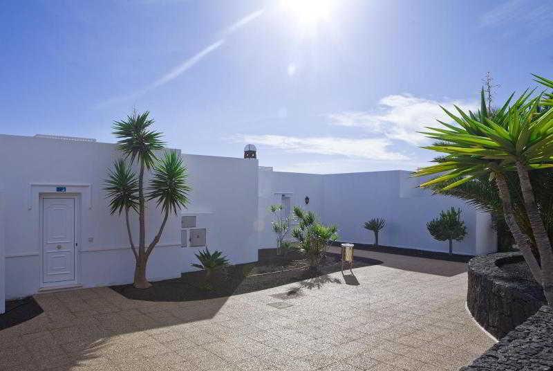 Apartamentos Livvo Coloradamar Playa Blanca  Exterior photo